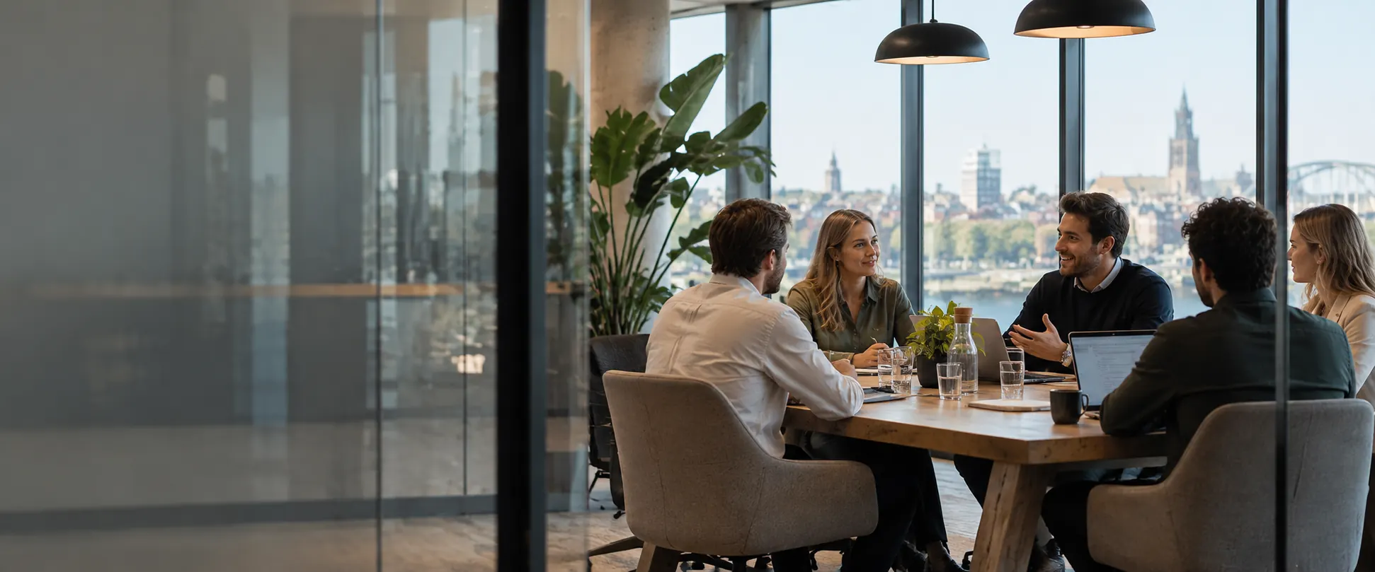 Adviseurs en investeerders bespreken vastgoedinvesteringen in een vergaderruimte met uitzicht over de stad - vastgoedinvesteren.com